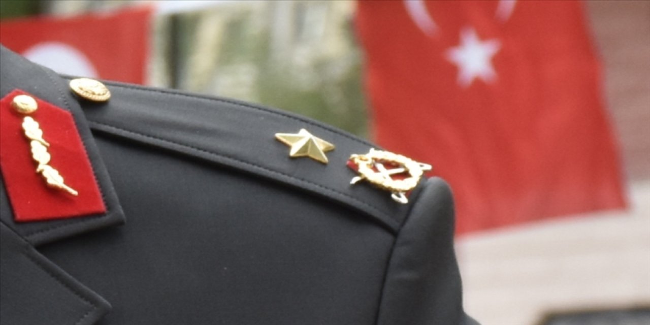 İtirafçı olmuştu! Rütbesini FETÖ elebaşının taktığı generalin apoletleri söküldü