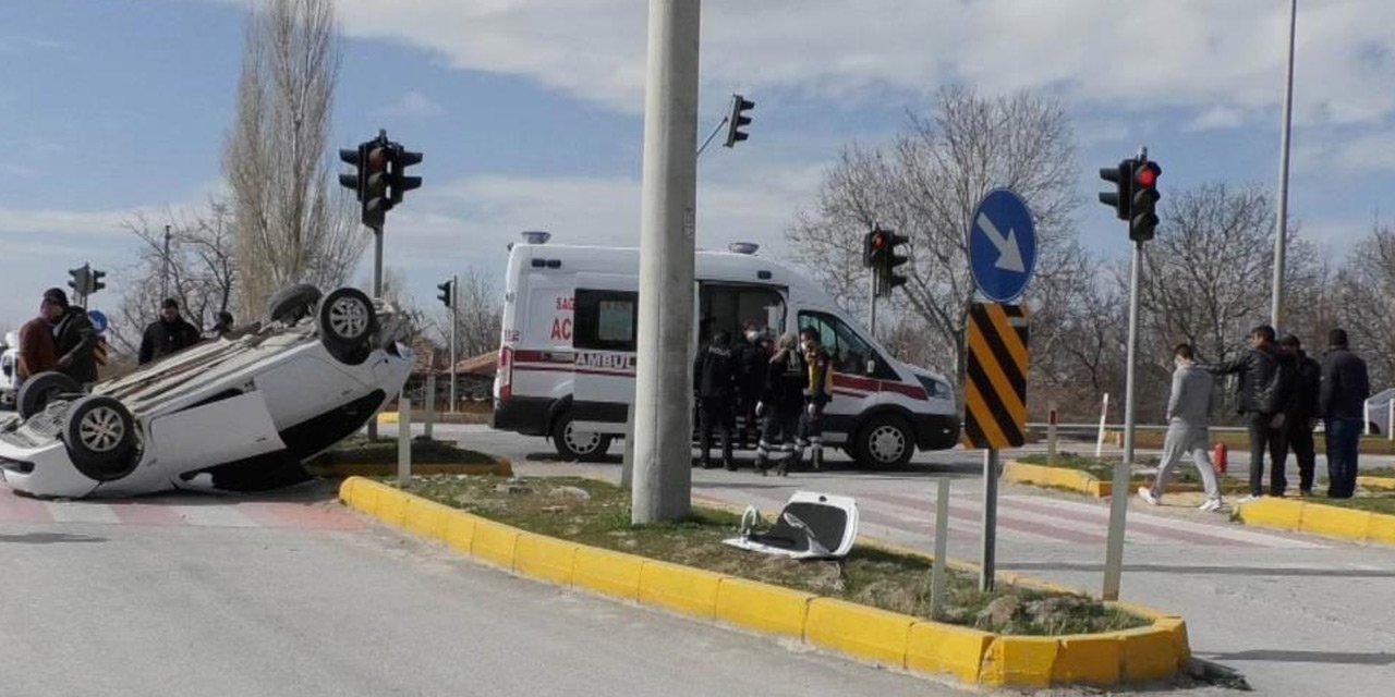 Konya'da iki otomobil çarpıştı! Devrilen aracın sürücüsü yaralandı