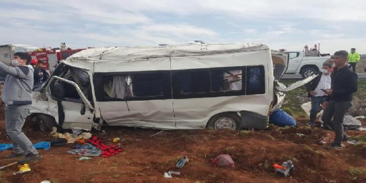 Tarım işçilerinin içinde bulunduğu minibüs devrildi: 13 yaralı