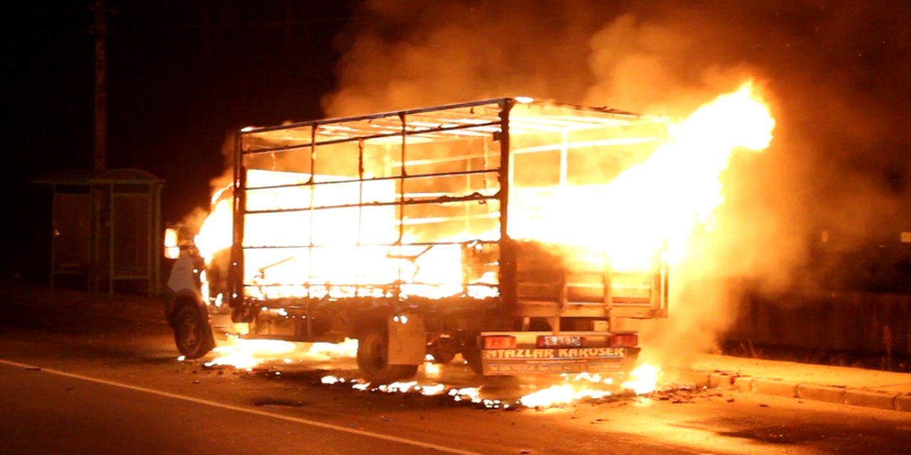 Kamyon seyir halindeyken alev aldı, sürücü yara almadan kurtuldu