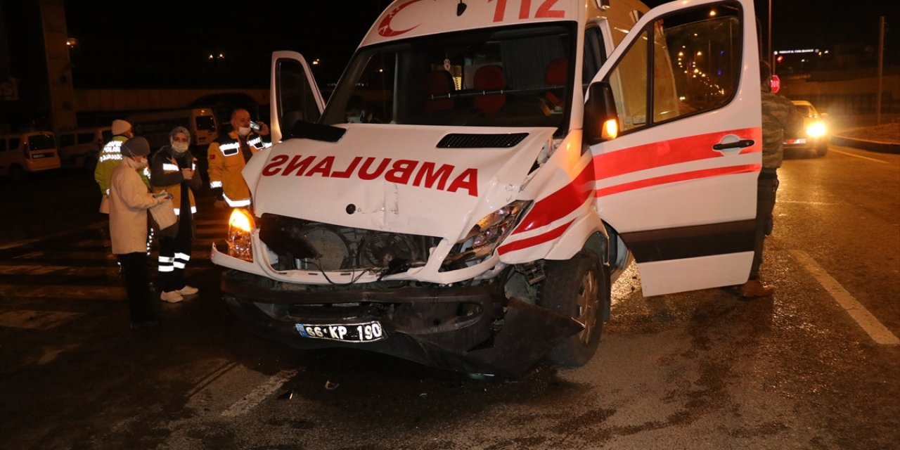 Suriyeli kadın, otomobille çarpışan ambulansın içinde doğum yaptı