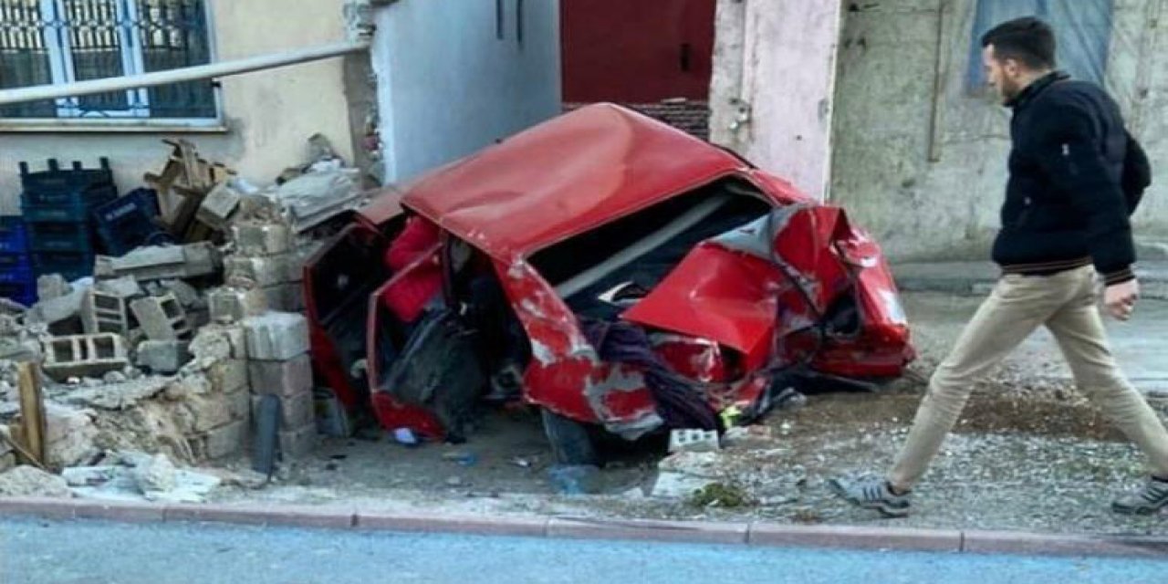 Konya’da yoldan çıkan otomobil duvara çarptı: 4 yaralı