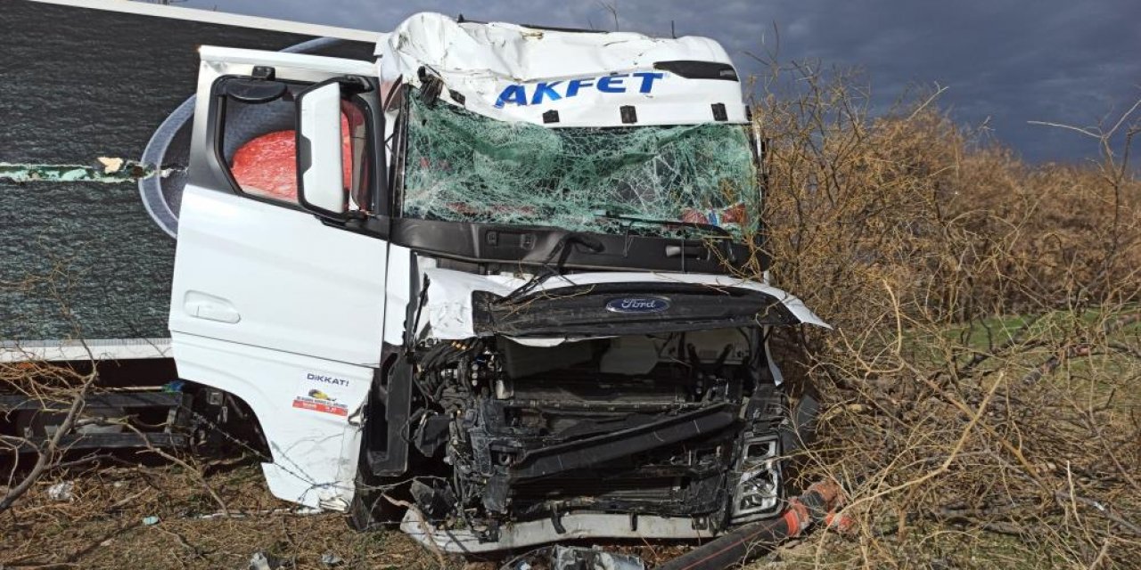 Konya yolunda TIR şarampole düştü! Sürücü yaralı kurtuldu