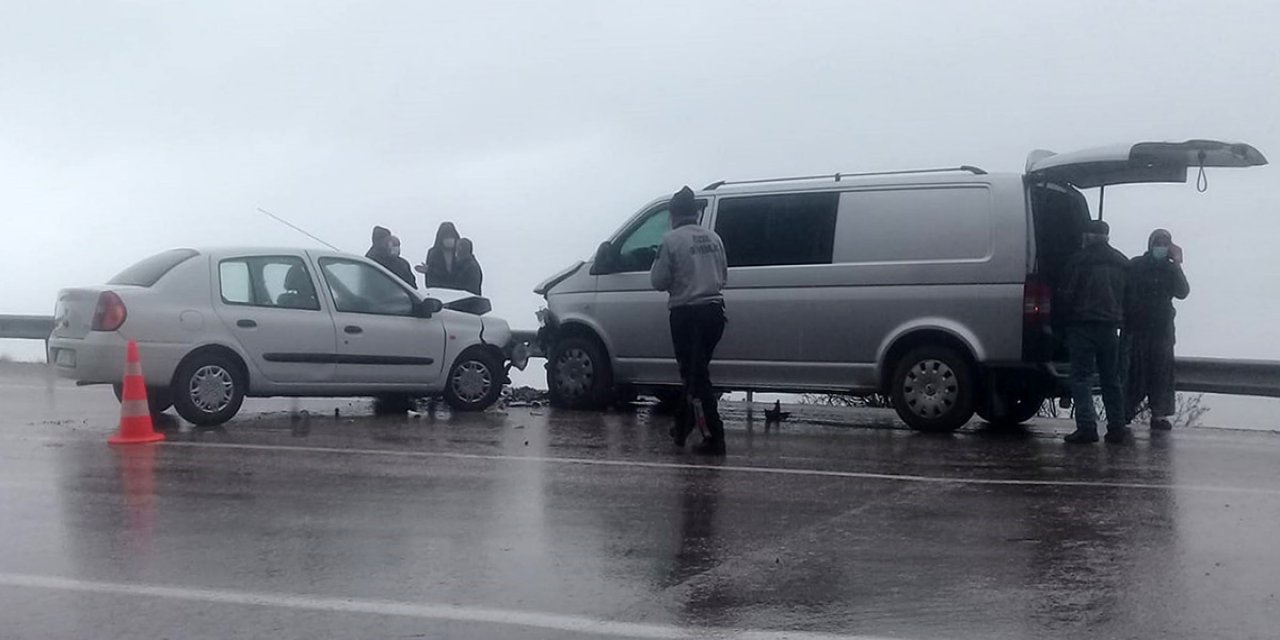 Yüz yüze eğitimin başladığı gün Konya yolunda kaza: 4'ü öğretmen 6 yaralı