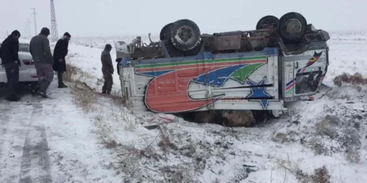 Konya'da büyükbaş hayvanları kesime götüren kamyonet buzlanan yolda ters döndü