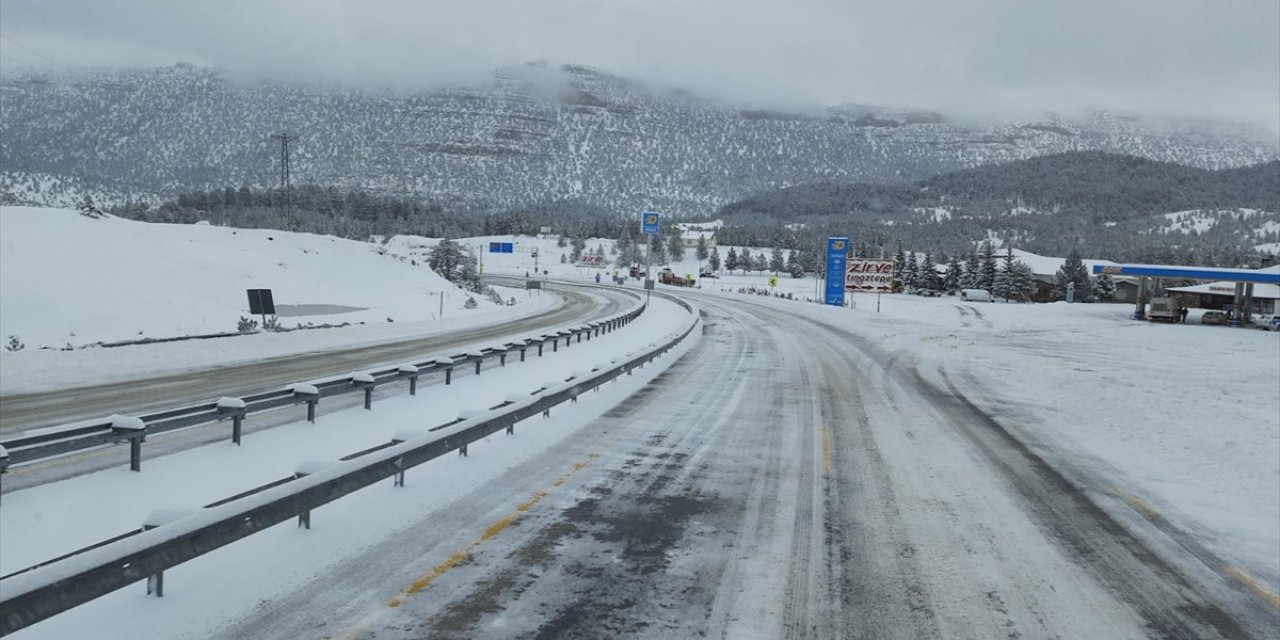 Konya-Antalya kara yolunda kar yağışı! Ulaşım güçlükle sağlanıyor