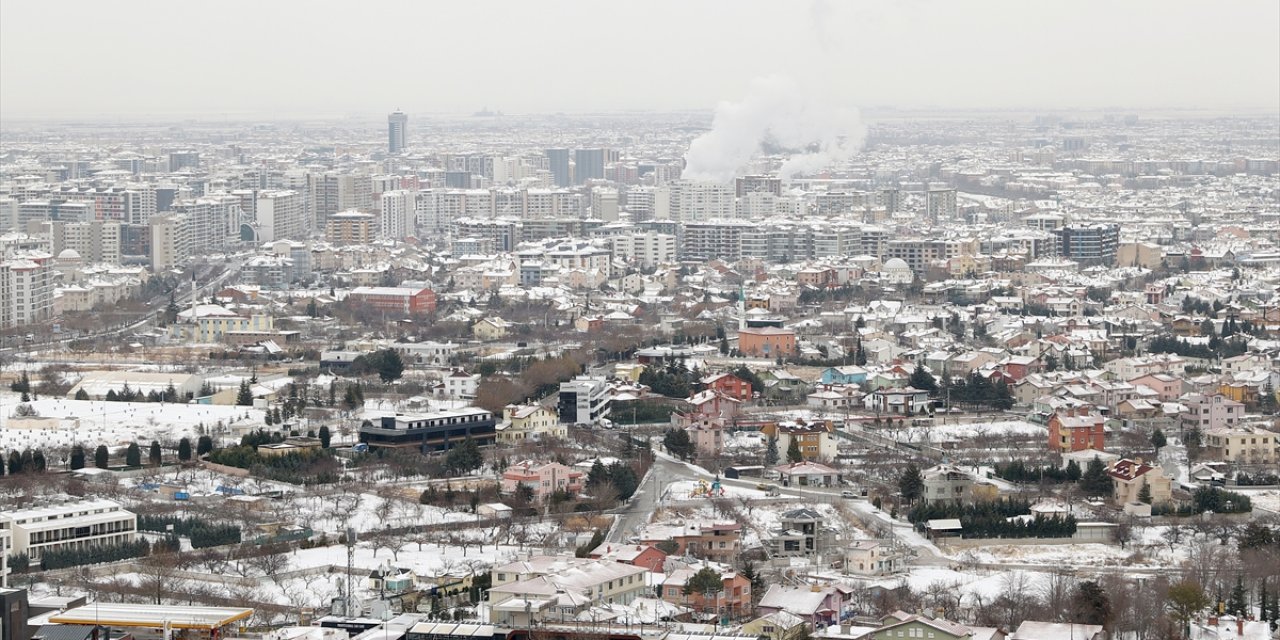 Konya'da kar güzelliği! Cadde ve sokaklar beyaz örtüyle kaplandı