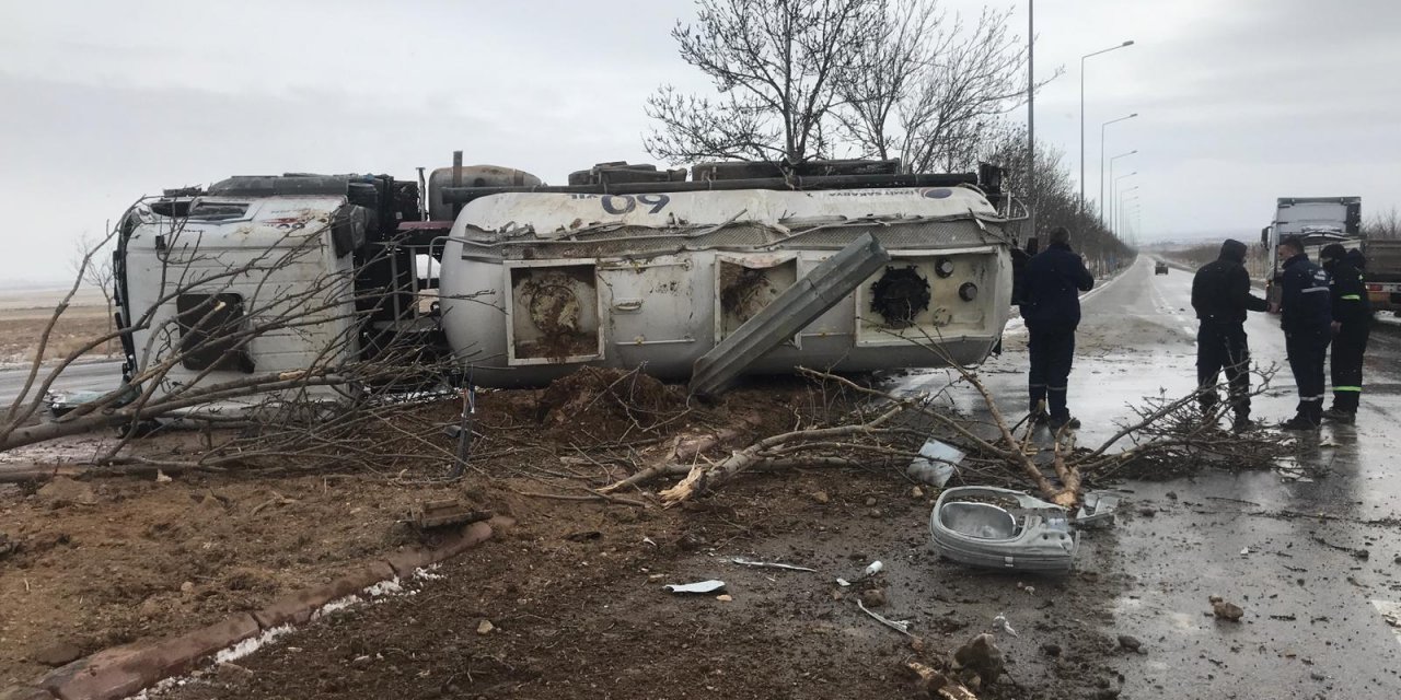 Kayganlaşan yolda devrilen tankerden tonlarca çamaşır suyu yola döküldü