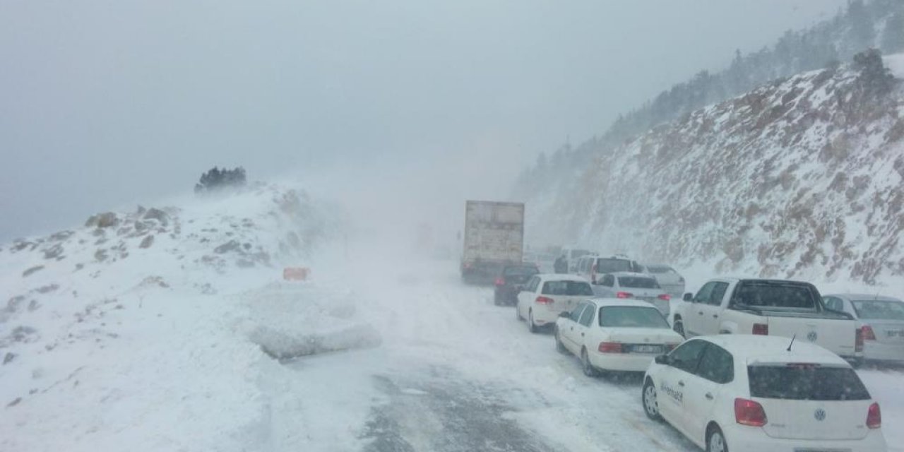 40 santimetreyi aştı! Kar yağışının etkili olduğu Konya-Antalya kara yolundan kareler