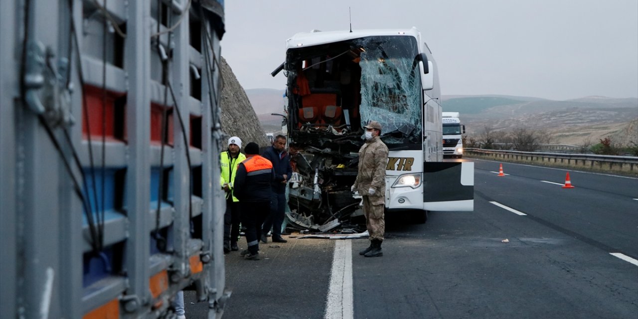 Feci kaza! Yolcu otobüsü tıra arkadan çarptı: 3 ölü, 41 yaralı