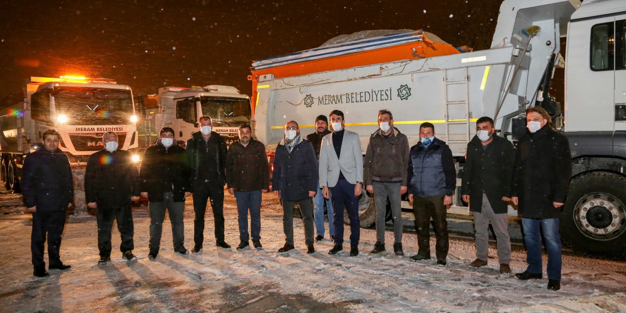 Başkan Kavuş, gece boyunca kar temizleme çalışması yapan ekiplerle birlikte oldu
