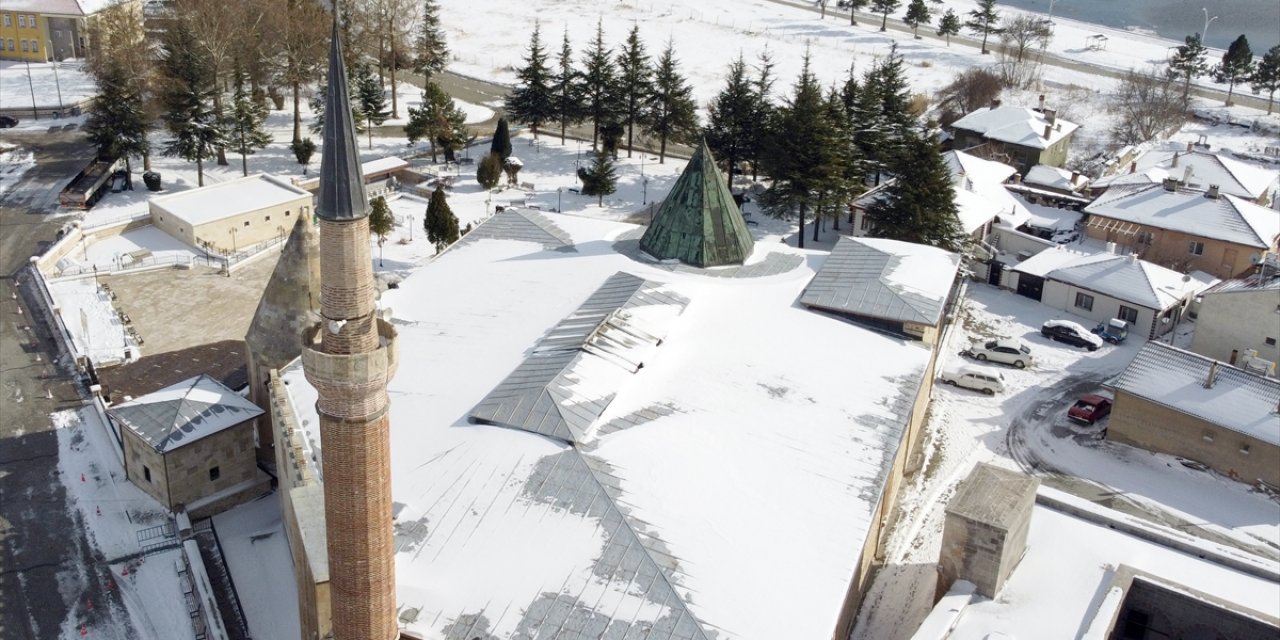 Konya'da 722 yıllık cami beyaza büründü