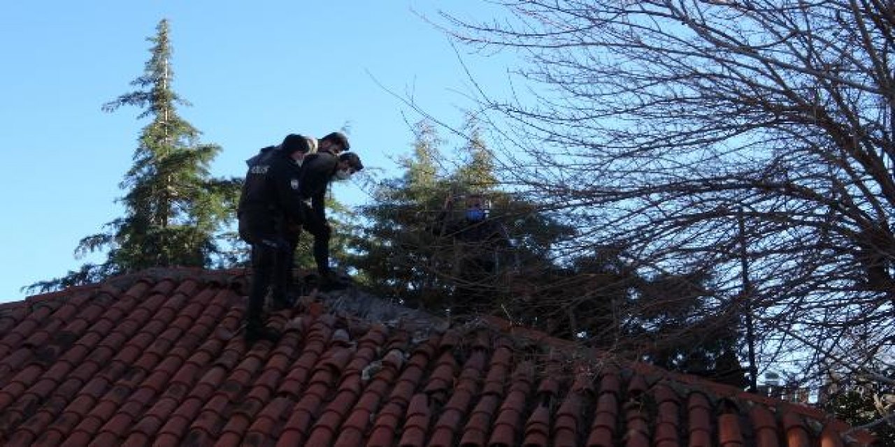 Polis tavan arasındaki cesede, kazma ve balyozla ulaştı