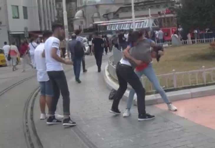 Onlar kavga etti, vatandaşlar film gibi izledi!