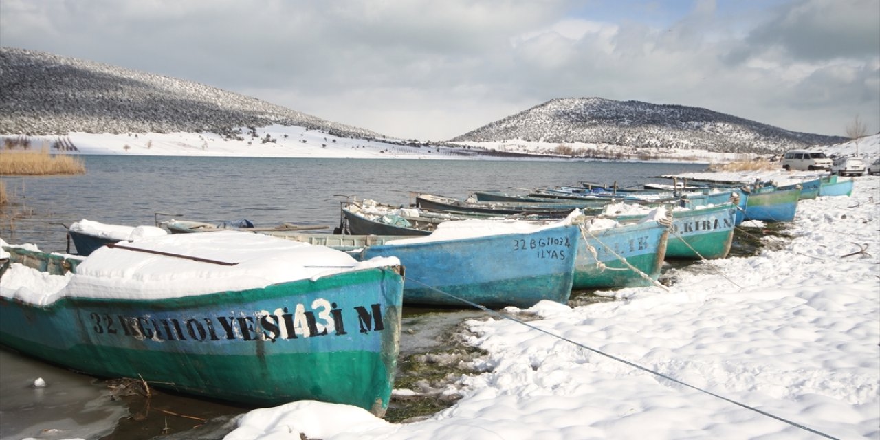 Karla kaplanan Beyşehir Gölü'ndeki adalardan kartpostallık kareler
