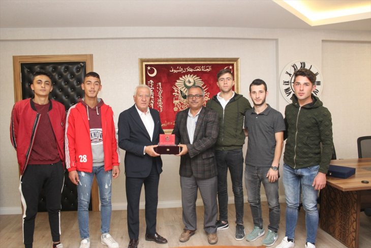 Gezlevi Sporlu voleybolcular Başkan Saygı'yı ziyaret etti