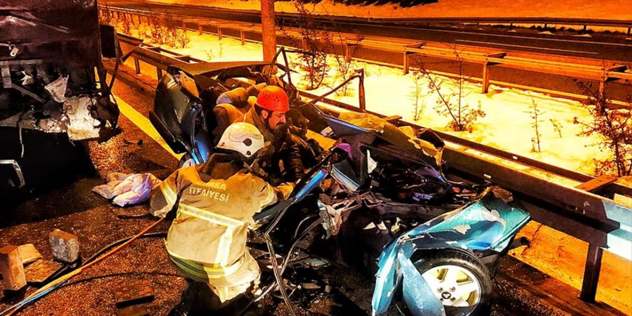 Ters yönde seyreden otomobil yolcu otobüsüne böyle çarptı: 2 ölü, 10 yaralı