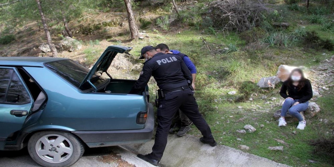 Kısıtlamada uygulama yapan polisi gören genç, kız arkadaşını araçta bırakıp ormana kaçtı