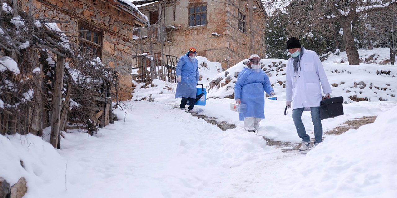 Konya'da aşı ekipleri, kış şartlarında zorlu arazileri yürüyerek aşıp vatandaşlara ulaşıyor