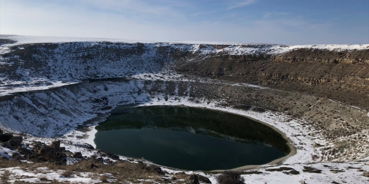 Yaz aylarında pembe renge dönüşen Konya'daki göl kar yağışıyla ayrı bir güzelliğe büründü