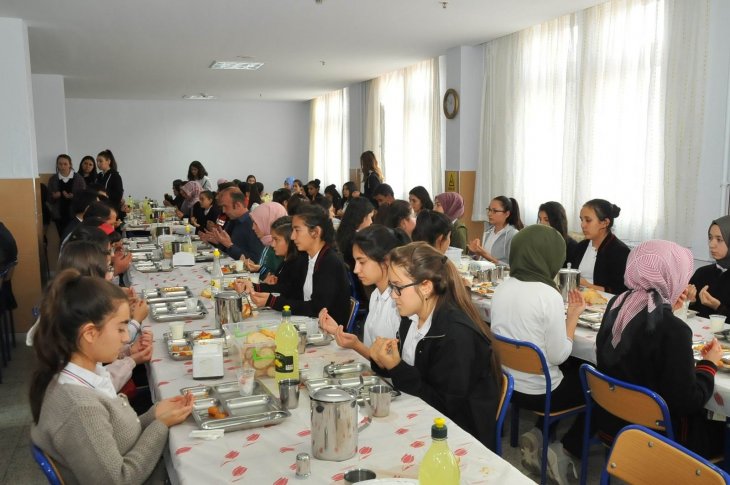 Akşehirli öğrenciler askerlerimiz için bin 400 Fetih Suresi okudu