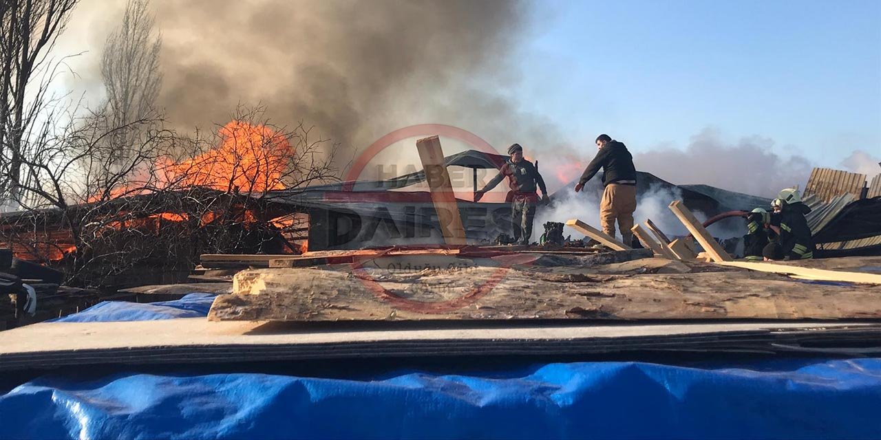 Konya'da marangozhane yangını! Çok sayıda itfaiye ekibi güçlükle kontrol altına aldı
