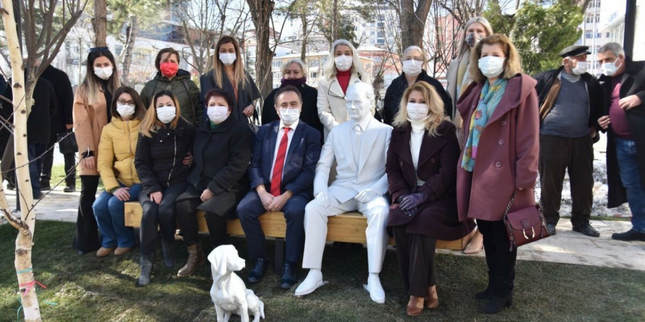 Bilecik Belediyesi bu kez Atatürk ve köpeği Foks’un heykelini yaptı