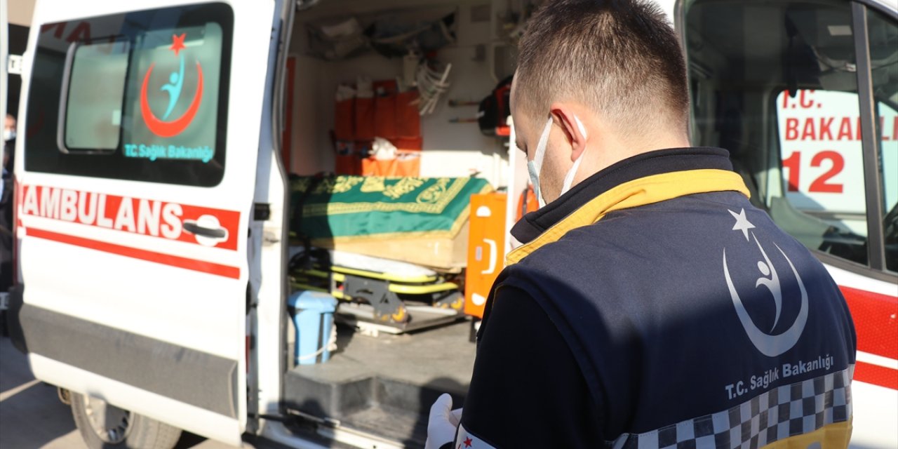 Kovid-19 nedeniyle hayatını kaybeden bir sağlık çalışanı daha son yolculuğuna uğurlandı