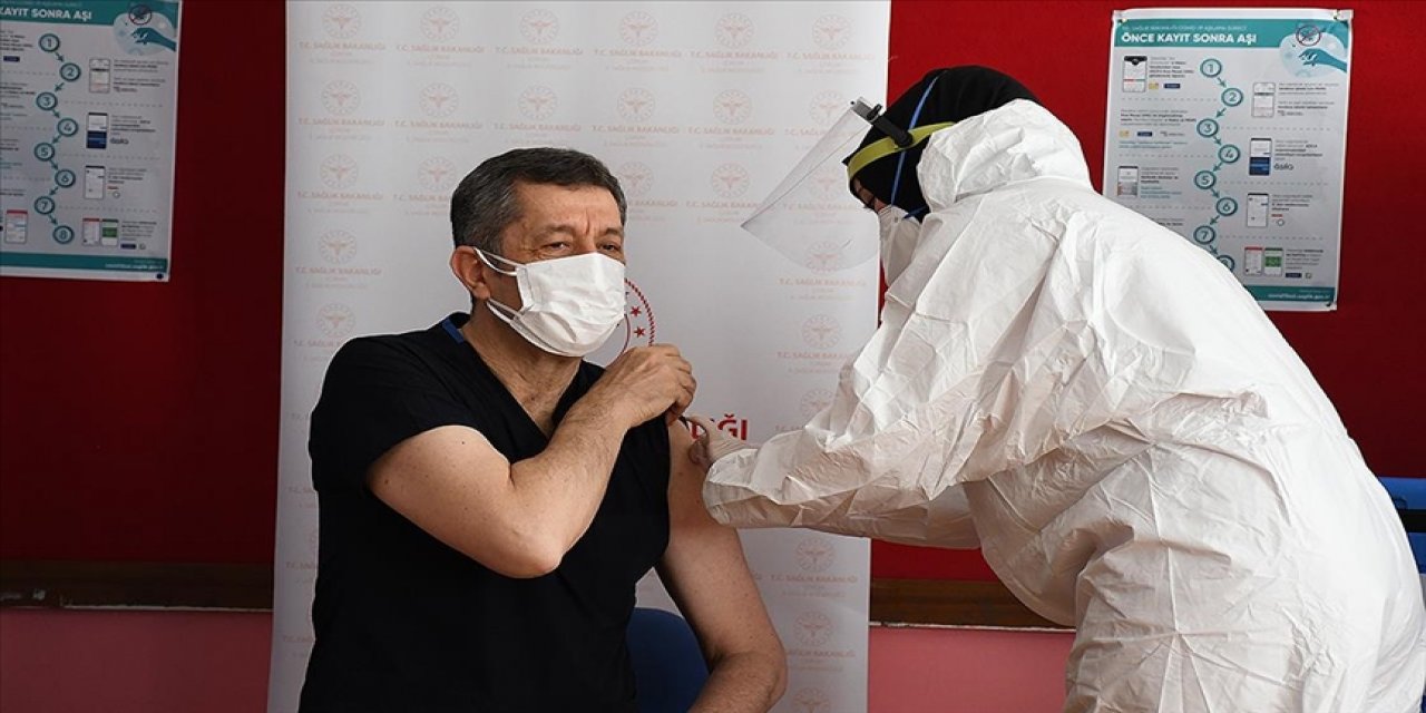 Öğretmenlere aşılama başladı: Milli Eğitim Bakanı Selçuk aşı yaptırdı