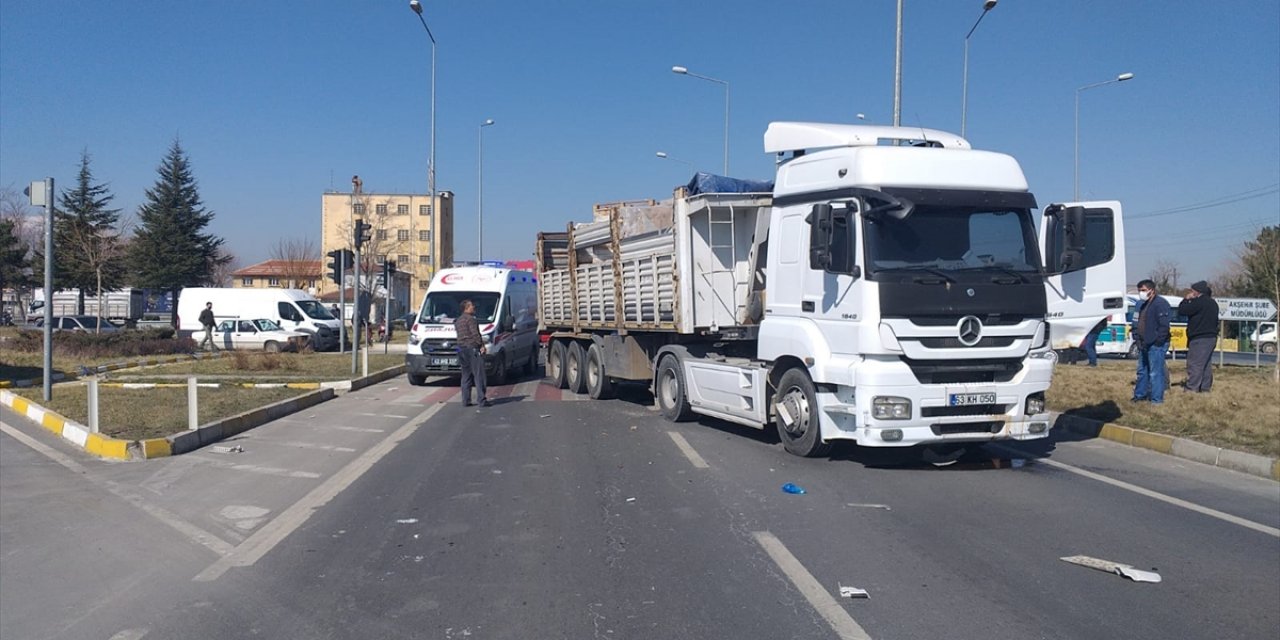 Konya'da tırın çarptığı tarım aracının yaşlı sürücüsü ağır yaralandı