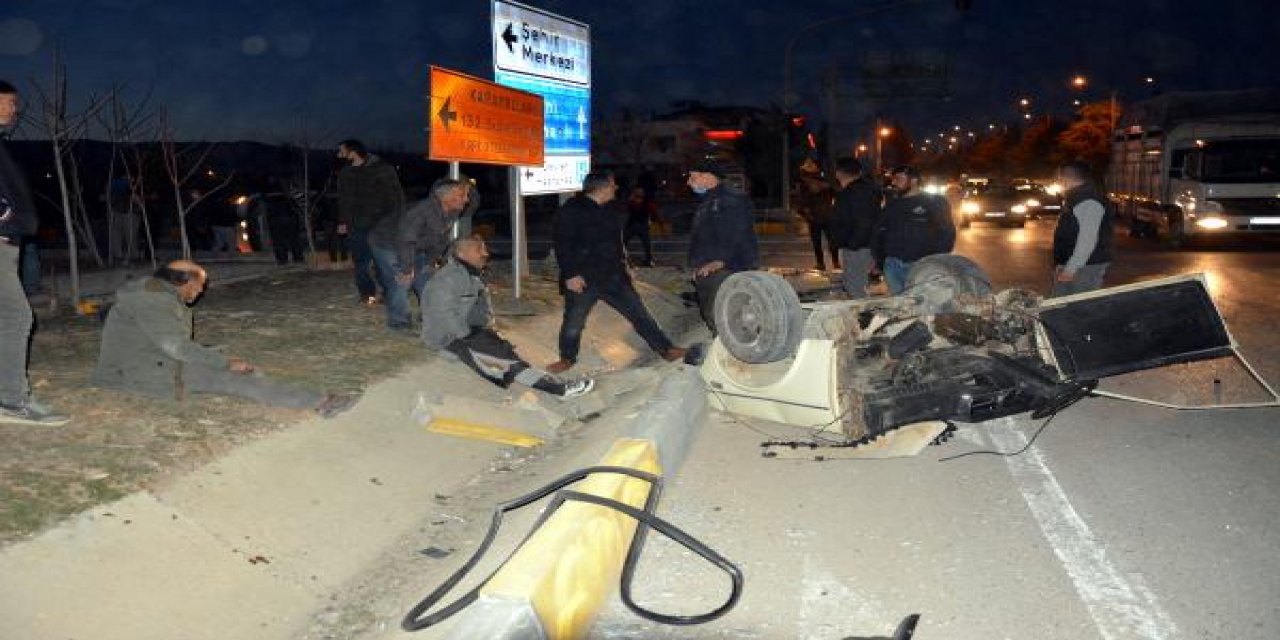 Otomobil ikiye bölündü, içindekiler yaralı kurtuldu