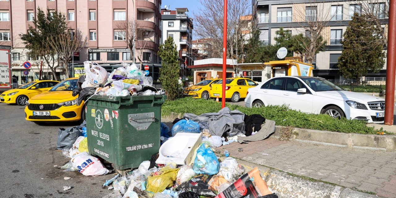 Belediye işçilerinin grev yaptığı Maltepe'de çöpleri 5 gün sonra İBB ekipleri topluyor