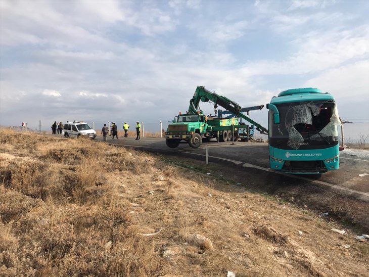 Cenazeye gidenleri taşıyan otobüs devrildi: 34 yaralı