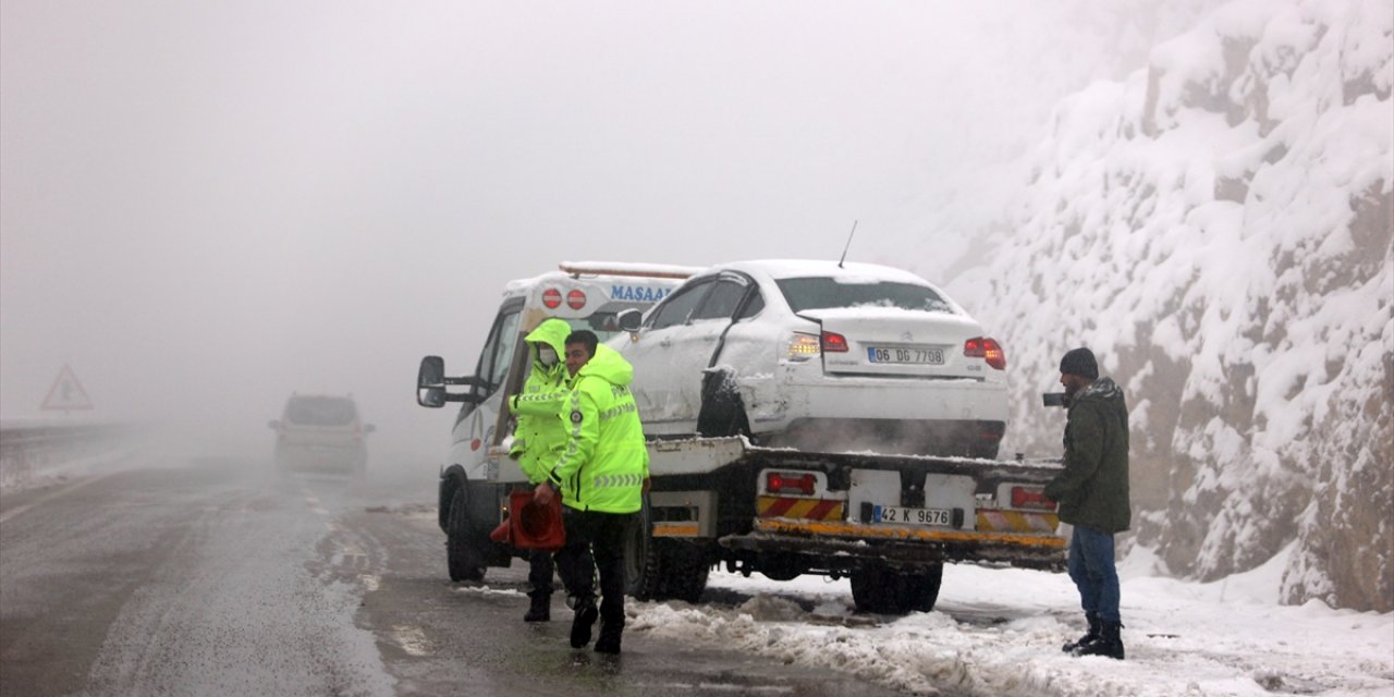 Konya'da kar yağışı ve sisin etkili olduğu yolda birbiri ardına kazalar yaşandı