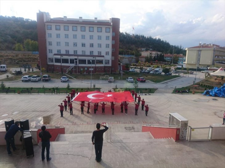 Ilgın'da öğrenciler Türk bayraklı koreografi oluşturdu