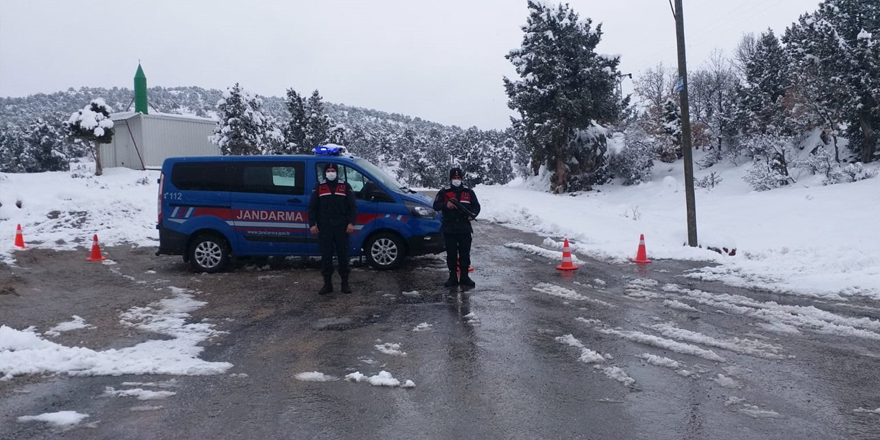 Konya'nın karantinada altındaki mahallesinde sağlık taraması yapılıyor