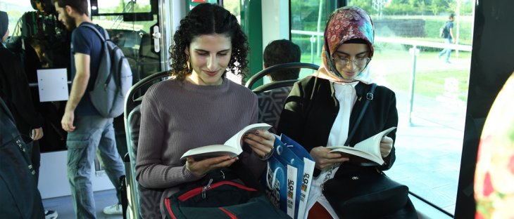 Büyükşehir’den tramvayda kitap sürprizi