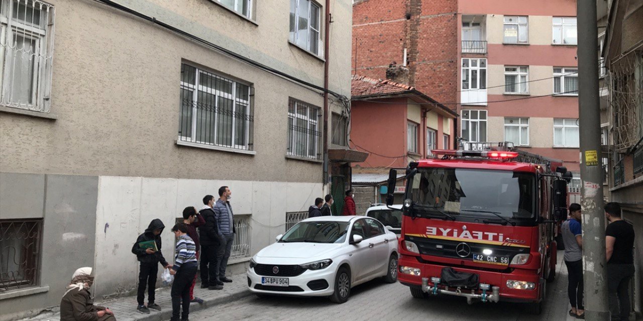 Konya'da 3 katlı binada yangın çıktı! Mahsur kalanları itfaiye kurtardı