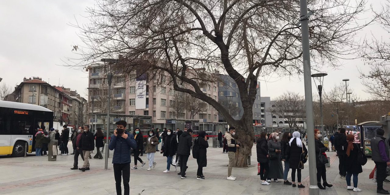 Yasaksız ilk cumarteside Konya caddeleri kalabalıktı