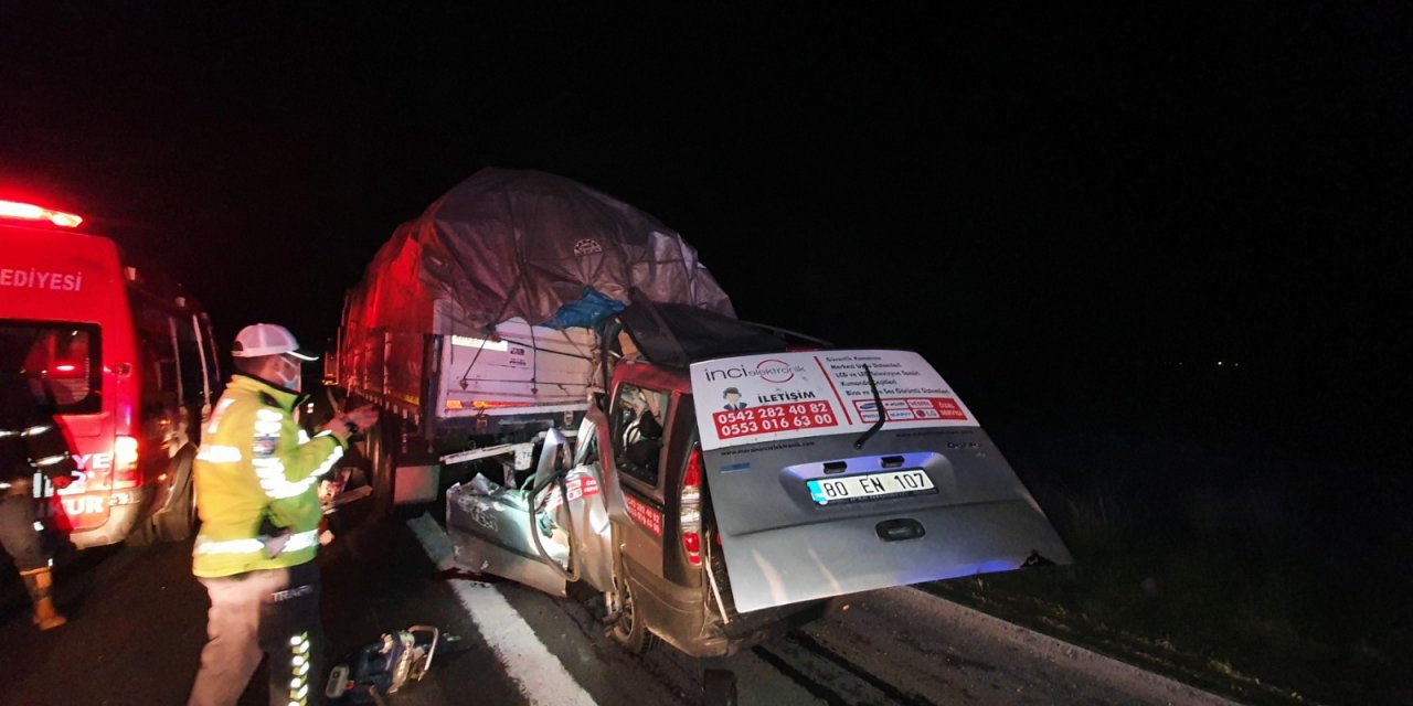 Hafif ticari araç Konya plakalı TIR’a çarptı: 3 ölü