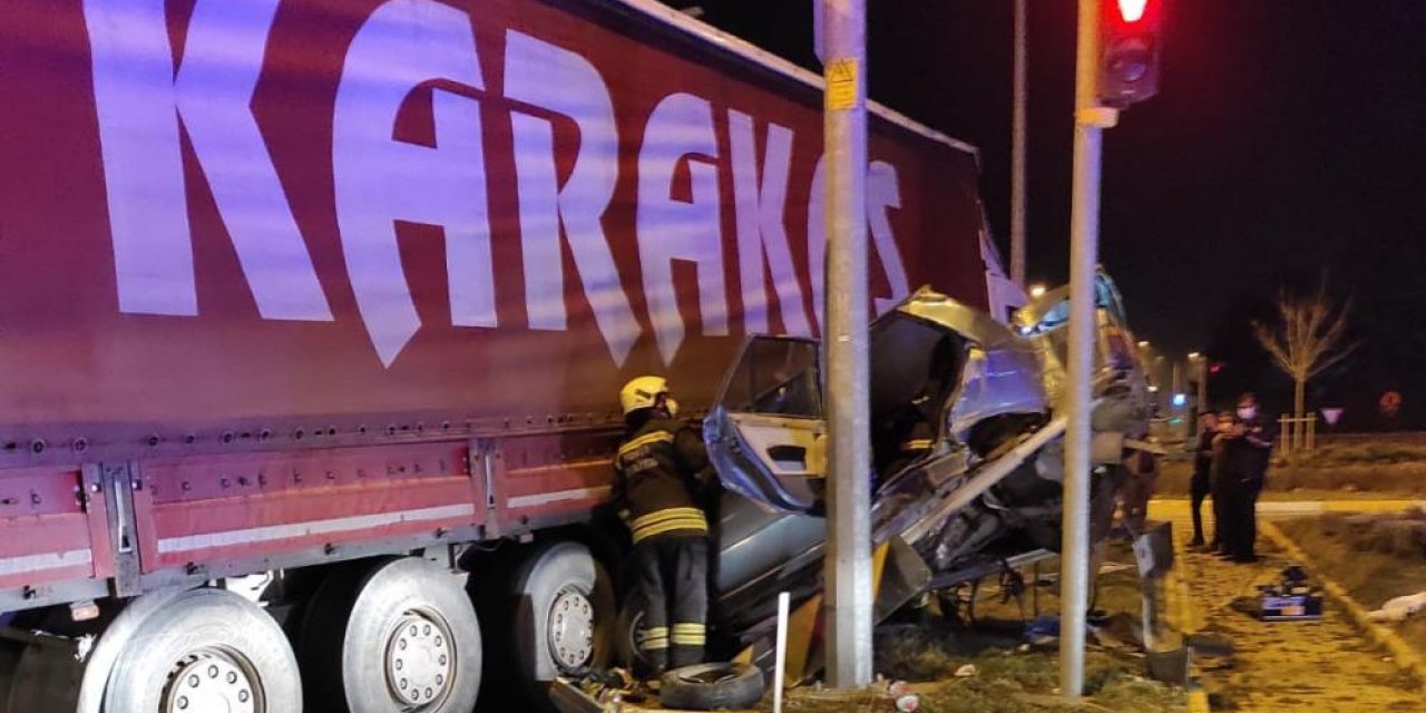 Konya'da TIR’la çarpışan otomobil bu hale geldi, 3’ü çocuk 5 kişi ölümden döndü