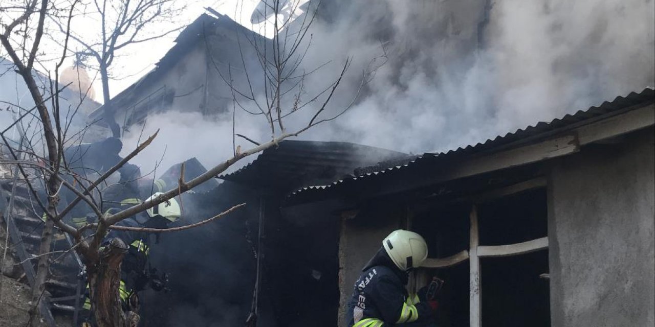 Konya'da yangın paniği! Müstakil bir evden yükselen alevler itfaiyeyi alarma geçirdi