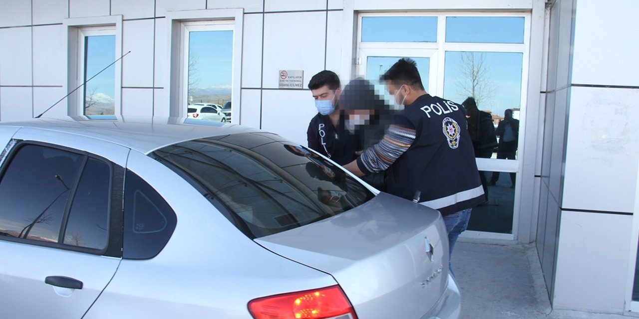 Konya'da park halinde araçların  camlarını taşla kıran şüpheli yakalandı! Adliyede serbest bırakıldı