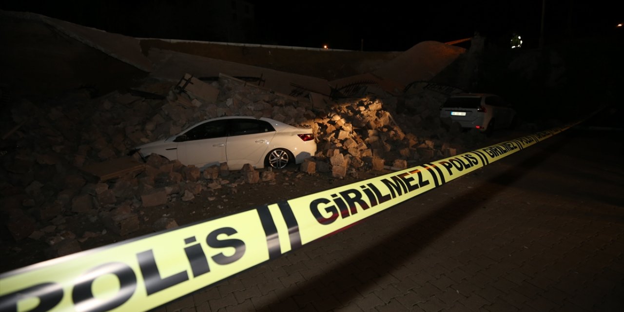 Belediye başkanının da yaşadığı binanın istinat duvarı araçların üzerine çöktü