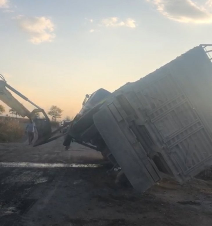 Konya’da pancar yüklü kamyon devrildi, sürücü yaralı kurtuldu