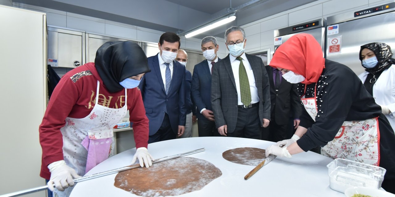 Kaymakam Parlar ve Başkan Kılca, Göçmen Bürosu'nun aşçılık ve tekstil kursunu ziyaret etti