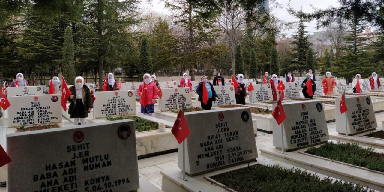 Konya'da minik hafızlık öğrencileri ellerinde bayraklarla şehitlerimizi ziyaret etti