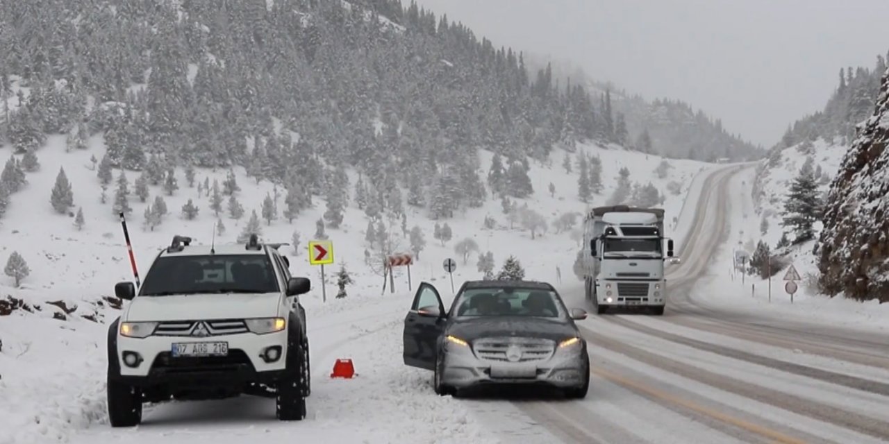 Yoğun kar yağışı nedeniyle Konya-Antalya kara yolunda trafik güçlükle sağlanıyor