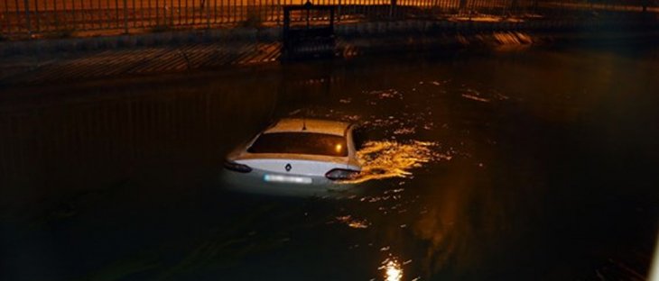 Kanala düşen otomobili bırakıp kaçtı