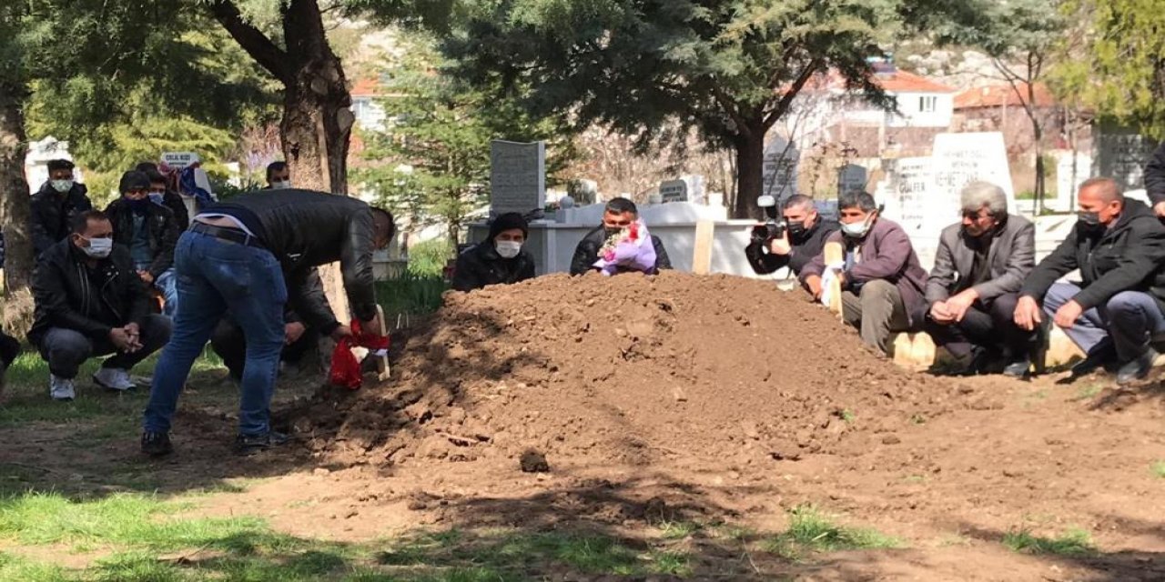 Bıçaklanarak öldürülen 17 yaşındaki Gizem'in cenazesi toprağa verildi